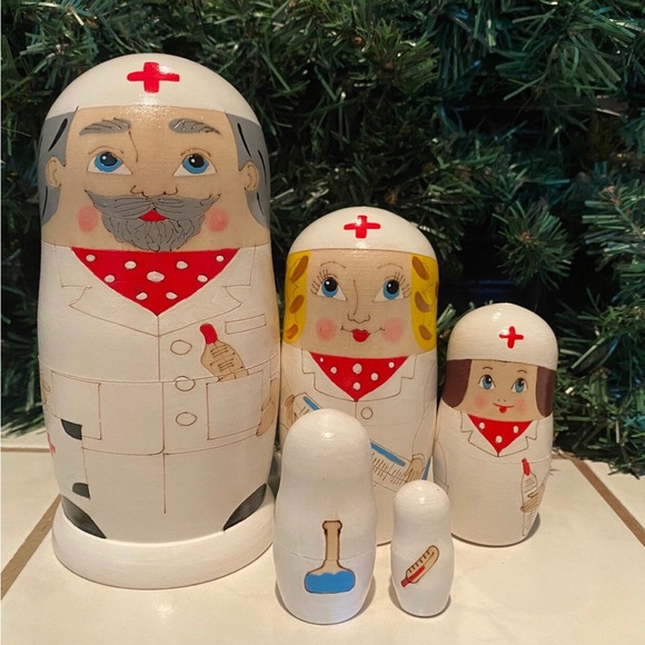 Nesting Dolls Doctor Set! 5 pieces - Picture 2 of 2
